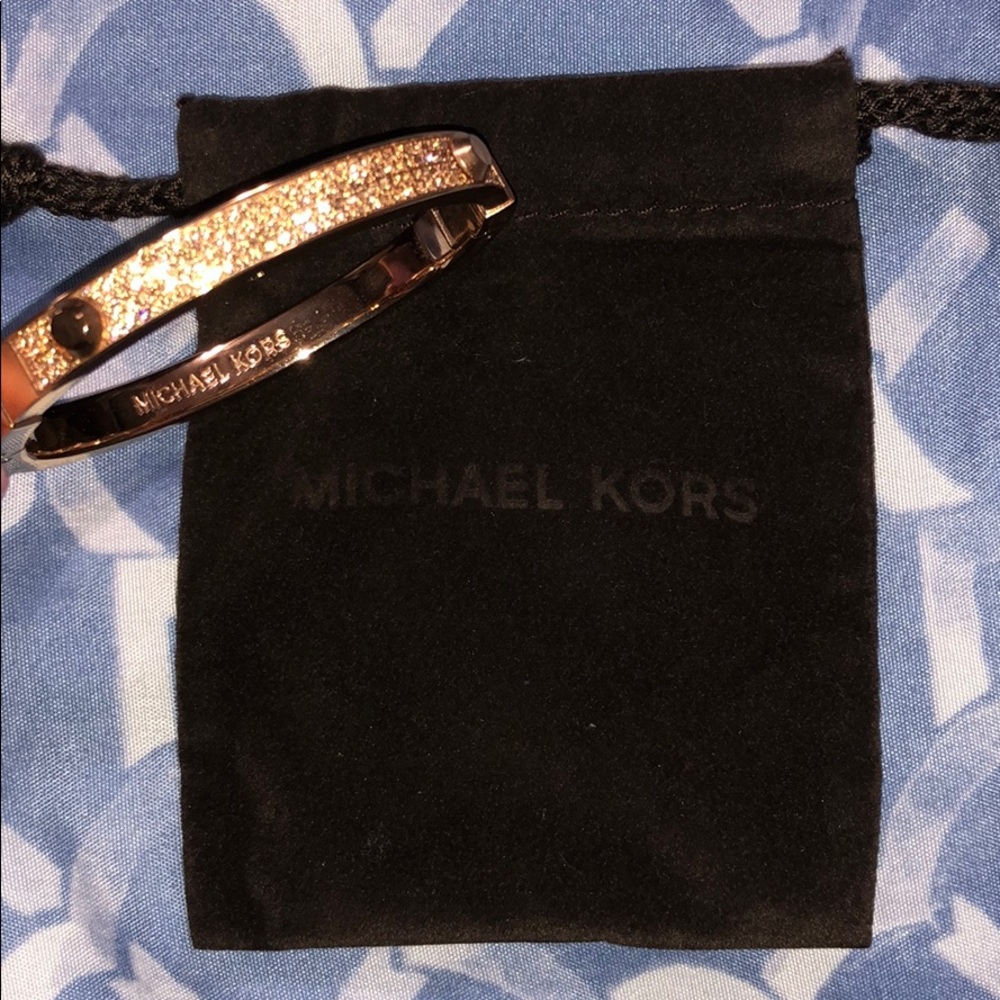 MICHAEL KORS ROSE GOLD BRACELET WITH FELT BAG ✨